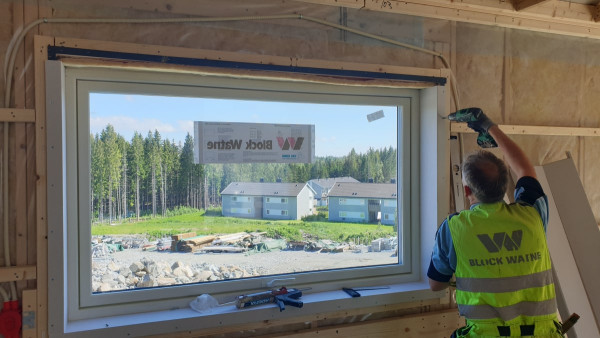 Montering av ramlösa fönster på Block Watne med Deco Stealth plattor WS1