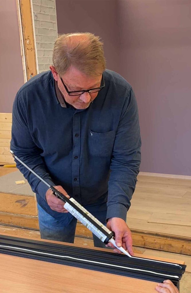 Påføring av lim under montering av Deco Spilepanel